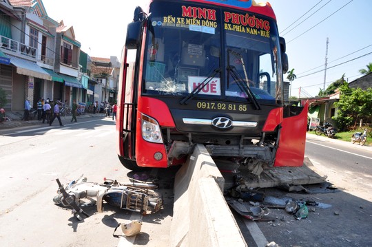 Xe khách 51B-124.73 sau khi cố né một người qua đường đã tông trực diện vào dải phân cách