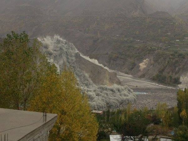 
Sông băng tại thung lũng Hunza, vùng Kashmir sạt lở do động đất. Ảnh: The Hindu
