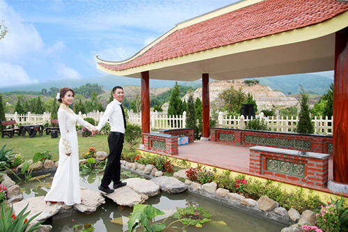 Cặp đôi Văn Tấn và Hải Anh cùng nắm tay nhau daọ bước, tạo dáng chụp ảnh trong Công viên nghĩa trang Lạc Hồng Viên (Hòa Bình)