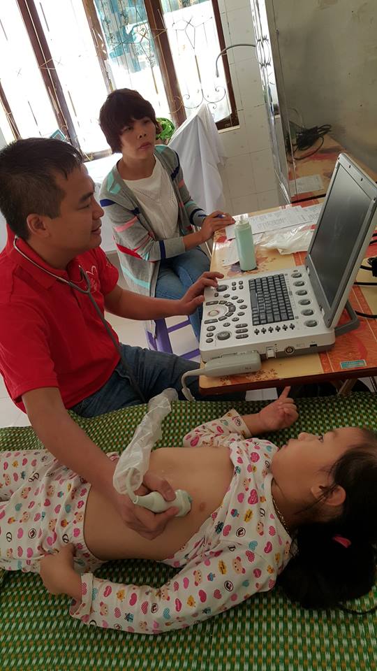 
PGS Nguyễn Lân Hiếu khám cho trẻ em tại huyện Mèo Vạc
