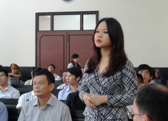 
Giám đốc điều hành Cty THP- Bà Trần Ngọc Bích tại tòa xin giảm nhẹ hình phạt cho anh Minh. Ảnh: Hồng Cơ
