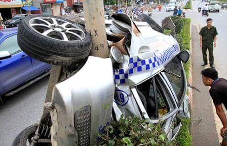 tai nạn giao thông, taxi, dải phân cách