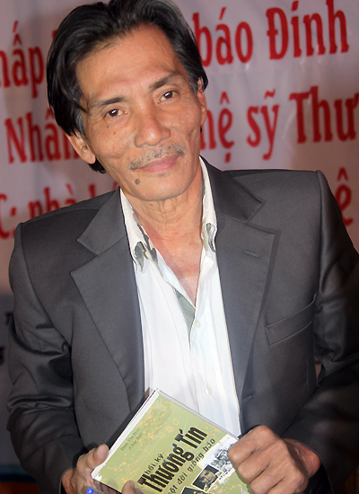 Nghệ sĩ Thương Tín trong buổi giao lưu ký tặng sách ở TP.HCM ngày 19/12.