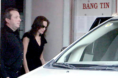 Angelina Jolie rời trung tâm Tam Bình