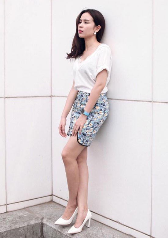 Lưu Hương Giang khá thông minh khi chọn chân váy bút chì họa tiết mix cùng áo trắng cách điệu.