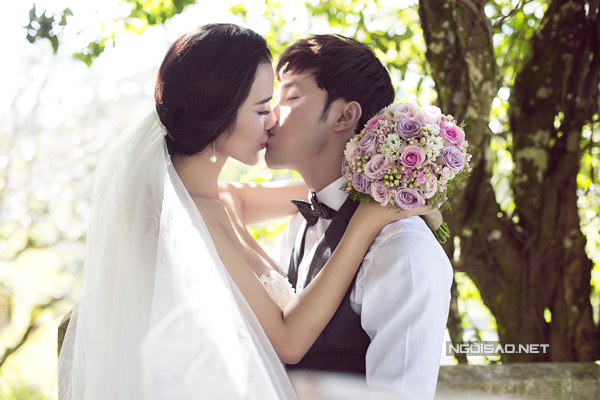 Kim Cương - Ưng Hoàng Phúc có những khoảnh khắc ngọt ngào, lãng mạn bên nhau. Cặp đôi trao nhau nụ hôn say đắm.