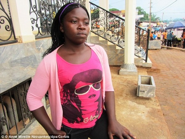 Jeanne Bella, 27 tuổi, bị “ủi ngực” từ năm 10 tuổi để khiến cho ngực của cô “biến mất”.