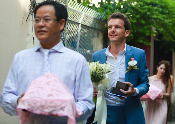 Mẹ chồng Hồ B&iacute;ch Ngọc&nbsp;tuổi đ&atilde; cao n&ecirc;n kh&ocirc;ng từ Thụy Sỹ qua dự h&ocirc;n lễ, chỉ c&oacute; những người bạn của ch&uacute; rể&nbsp;ở TP HCM gi&uacute;p anh đi hỏi vợ.