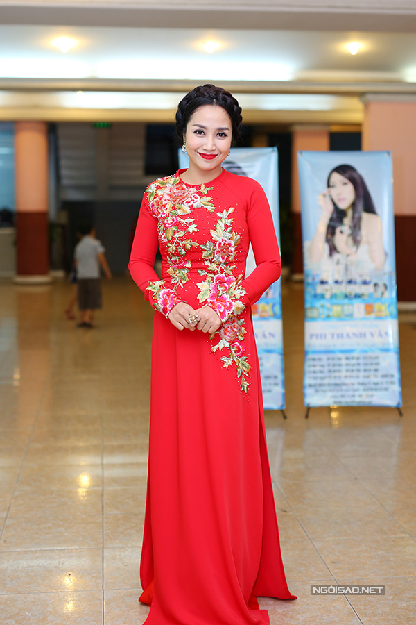 Ốc Thanh Vân làm MC trong đêm chung kết cuộc thi tìm kiếm các ngôi sao điện ảnh mới.