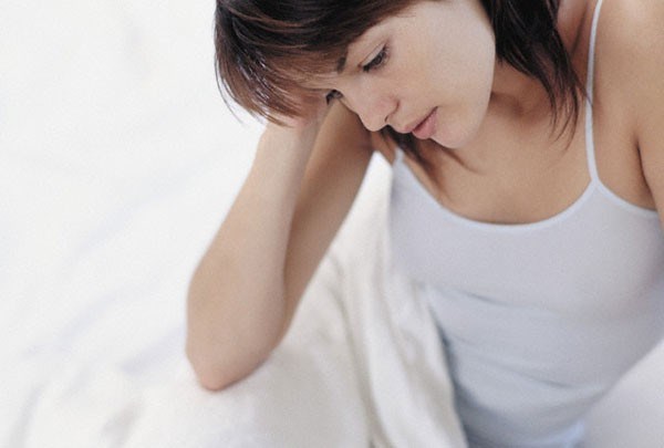 Viêm cổ tử cung. Cổ tử cung là một bộ phận quan trọng để ngăn ngừa vi sinh vật gây bệnh xâm nhập từ bên ngoài vào tử cung, ống dẫn trứng và buồng trứng. Vào mùa đông, khí lạnh làm mất cân bằng môi trường kiềm vốn có của cổ tử cung nên nó rất dễ bị viêm nhiễm và các vi khuẩn sẽ có cơ hội thâm nhập sâu vào tử cung gây các tác hại khác.