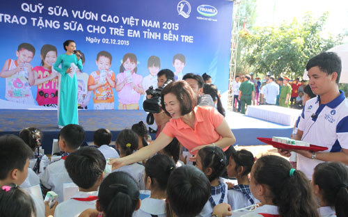 Bà Bùi Thị Hương, Giám đốc Điều hành Vinamilk trao tặng sữa trực tiếp cho các em học sinh trường tiểu học Cồn Bửng, Thạnh Phú, Bến Tre. 