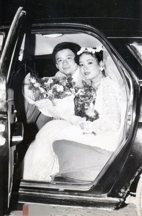 Nghệ sĩ Chiều Xuân kết hôn cùng nhạc sĩ Đỗ Hồng Quân năm 1987. Khi đó, chị mới 20 tuổi và đang là sinh viên khoa diễn viên của trường Sân khấu Điện ảnh