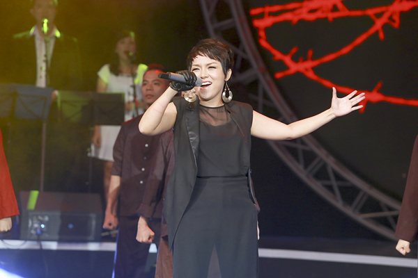 Thái Thuỳ Linh mở đầu chương trình với một ca khúc quen thuộc của nhạc sĩ Nguyễn Xuân Tân là Dậy mà đi.
