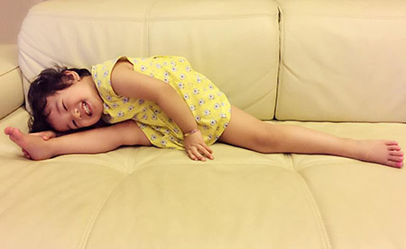 Jennifer Phạm khoe chân dài của công chúa nhỏ khi tập thể dục.