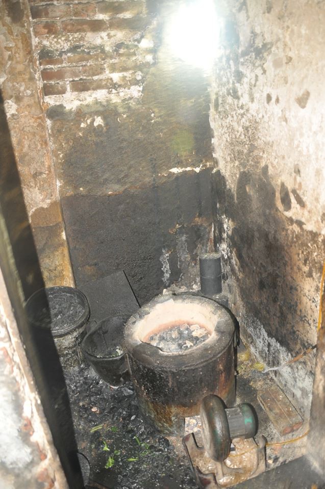 Đây là bếp than của một hộ dân ở phía trong cùng của ngôi nhà. Một lỗ tường đã bị đục để lấy chỗ thoát hơi.