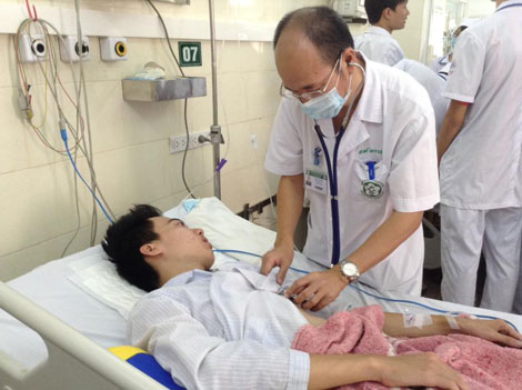 
Chăm sóc một ca sốt xuất huyết tại Bệnh viện Bạch Mai. Ảnh: Võ Thu
