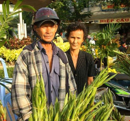 
 Ông Hồ Duy Tùng và bà Út, cha mẹ của Hồ Duy Trúc tại chợ hoa Phan Rang năm 2009. Ảnh: VIỄN SỰ
