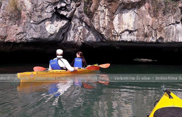 Ông bà Smith chèo thuyền kayak thăm thú vịnh Hạ Long. Ảnh: NTT.