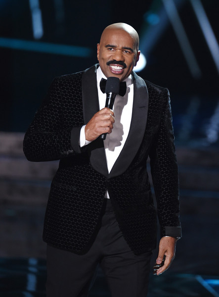 Steve Harvey đã ký hợp đồng làm MC cho Hoa hậu hoàn vũ trong nhiều năm liên tiếp.