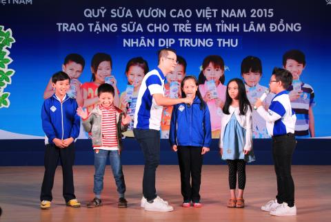 Vinamilk va quy sua vuon cao den voi tre em Lam Dong