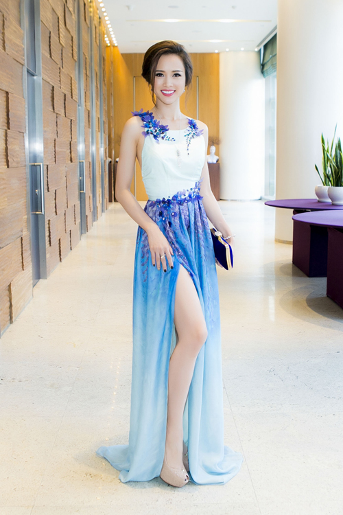 Top 5 Hoa hậu Việt Nam 2014 Vũ Ngọc Anh diện đầm xẻ cao quá đùi của nhà thiết kế Xuân Lê.