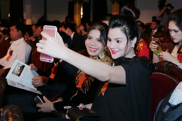 Vũ Thu Phương còn tranh thủ selfie với mẹ trong lúc sự kiện chưa bắt đầu.
