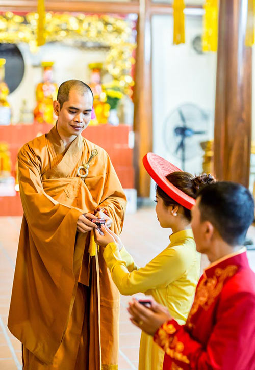 Những bức ảnh ghi lại khoảnh khắc hai người thề hẹn trước đức Phật tại nhà chùa.