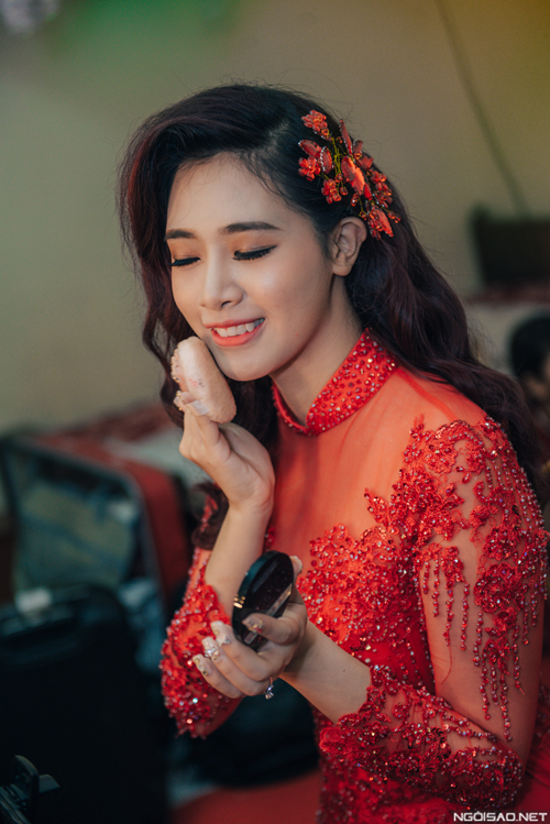 Người đẹp chuẩn bị tỉ mỉ từng chi tiết và chỉnh trang trang phục để làm cô dâu đẹp nhất trong ngày trọng đại.