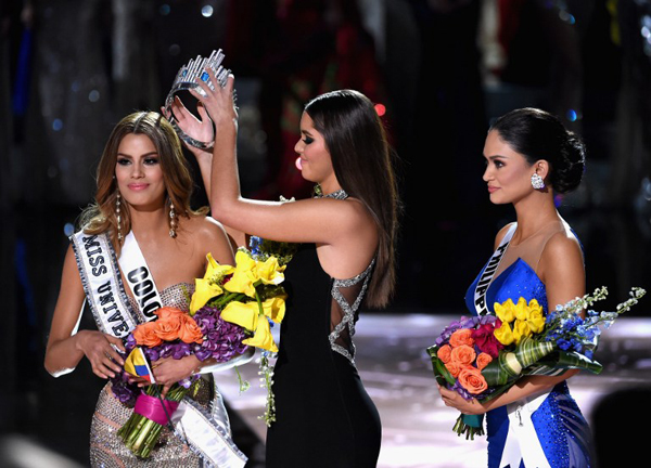 Khoảnh khắc Miss Universe 2014 lấy lại vương miện từ người đẹp Colombia...