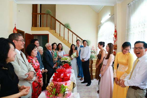 H&ocirc;n lễ Hồ B&iacute;ch Ngọc diễn ra ấm c&uacute;ng tại nh&agrave; ri&ecirc;ng của c&ocirc; ở TP HCM.