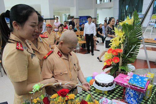 “Chiến sỹ” CSGT Đỗ Tuấn Dũng cắt bánh sinh nhật
