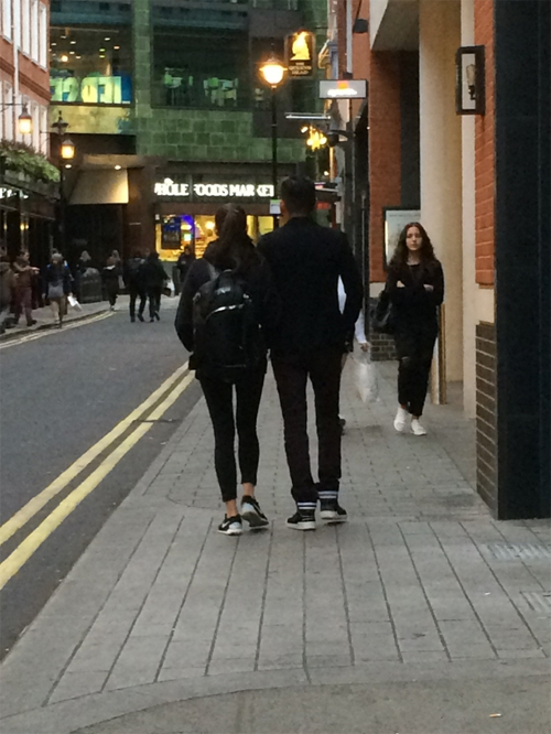 Một vài hình ảnh của tỷ phú Alvin Chau và Liêu Bích Lệ khi cả hai tay trong tay đi dạo phố ở London. Alvin Chau đã có vợ và ba đứa con hai trai, một gái, em bé nhỏ nhất mới chỉ hơn 3 tháng tuổi.