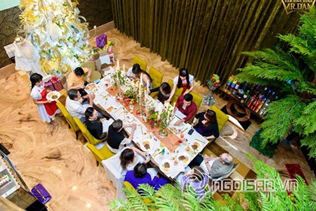 Những người thân của Ông hoàng nhạc Việt vui vẻ dùng bữa trên bàn tiệc lớn