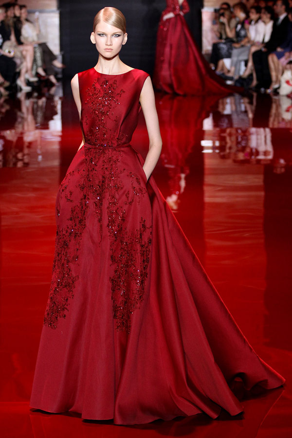 Mẫu đầm Elie Saab trong bộ sưu tập Haute Couture Thu 2013 được trình diễn trên sân khấu bởi chân dài Anna Martynova.