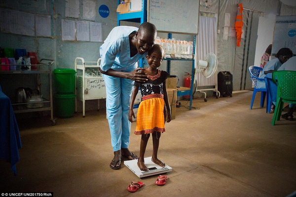 C&ocirc; b&eacute; đ&atilde; tăng c&acirc;n v&agrave; c&oacute; thể đi lại được.