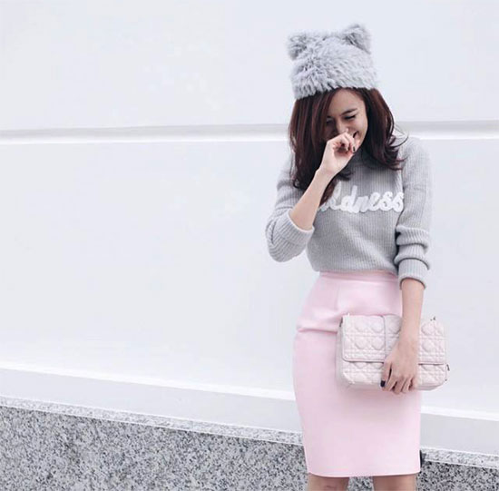 Chiếc túi Miss Dior mang nét đẹp vừa cổ điển lại hiện đại được phối cùng chân váy hồng và áo len dệt kim màu xám. Túi này tùy vào kích thước và dây đeo mà có giá từ khoảng 60 đến 90 triệu đồng.