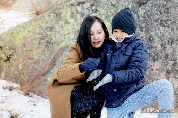 Trong chuyến nghỉ dưỡng cuối tuần gần đây, Kim Hiền và con trai cùng đi đón đợt tuyết đầu mùa.