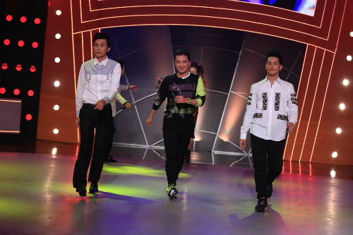 Tập 8 Bước nhảy ngàn cân cũng chứng kiến màn catwalk sôi động của bộ ba giám khảo Hoài Linh, Đàm Vĩnh Hưng và John Huy Trần.