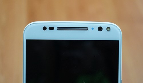 
Camera trước của Moto X Style dùng cảm biến 5 MP hỗ trợ đèn flash kép
