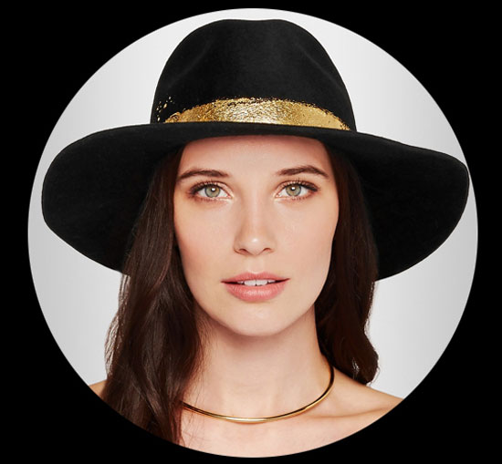 Một chiếc mũ phớt Fedora đen cổ điển, với đường trang trí sơn kim loại ở vòng quanh sẽ tạo nên sự mới mẻ và cuốn hút lạ thường cho nàng tóc dài muốn đỏm dáng với mũ.