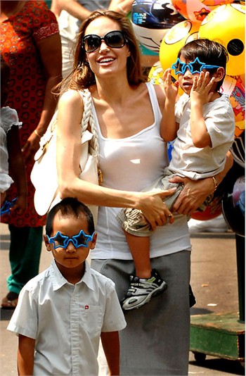 Ba mẹ con Angelina, Maddox và Pax khi đi chơi công viên vào năm 2007