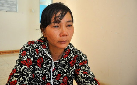 Chị Phạm Thị C&uacute;c Li&ecirc;n ngồi lặng trong trụ sở trung t&acirc;m phối hợp t&igrave;m kiếm cứu nạn h&agrave;ng hải khu vực 3 chờ đ&oacute;n chồng - Ảnh: Đ.H&agrave;