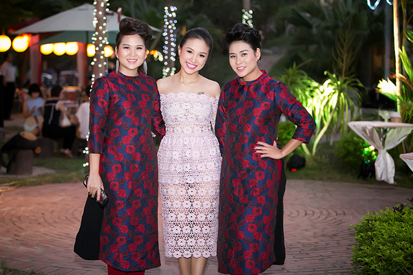Hai nhà thiết kế Ly Eva, Hà Minh Phúc diện áo dài ton sur ron đến dự sự kiện. Cả hai cũng thực hiện bộ cánh ren cho Vân Hugo mặc tối qua.