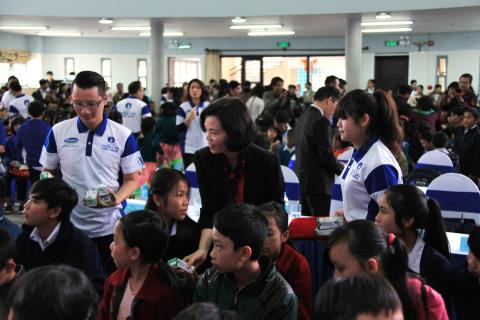 Vinamilk va quy sua vuon cao den voi tre em Lam Dong