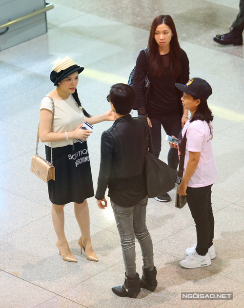 Lý Nhã Kỳ có mặt rất sớm tại sân bay để đón vị khách mời quan trọng trong chương trình thời trang do cô tổ chức.