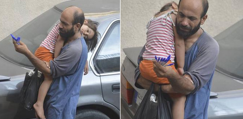 Cuối tháng 8, bức ảnh chụp ông bố Syria bế con gái trên vai và bán bút giữa đường phố Lebanon thu hút sự chú ý của hàng nghìn người. “Bức ảnh vô cùng xúc động. Bạn nhìn khuôn mặt và cách người cha giữ những chiếc bút như thể chúng là tất cả mọi thứ anh có trên thế giới này”, nhà hoạt động Gissur Simonarson tới từ thành phố Oslo (Na Uy) - người chia sẻ bức hình lên Twitter - nói. Ảnh: Twitter/RT