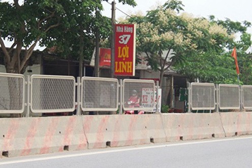 Một tấm chống chói trên dải phân cách, quốc lộ 1A đoạn qua xã Hoằng Phú bị người dân tự ý tháo dỡ.