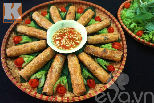 R&aacute;n nem hai lần cũng l&agrave; c&aacute;ch để nem gi&ograve;n hơn (Ảnh: Chun Chun Mai)