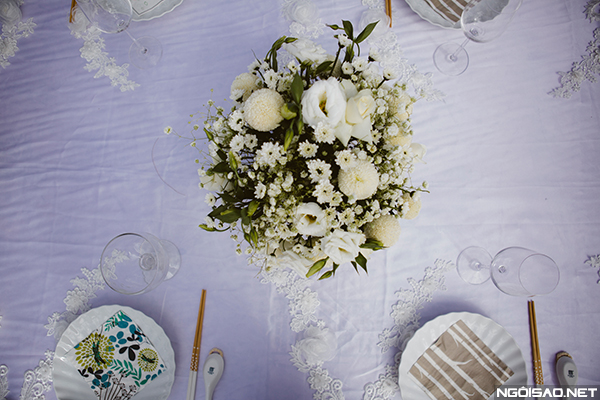 Hoa trên bàn tiệc tròn xinh, dễ thương, hài hòa với các trang trí.
