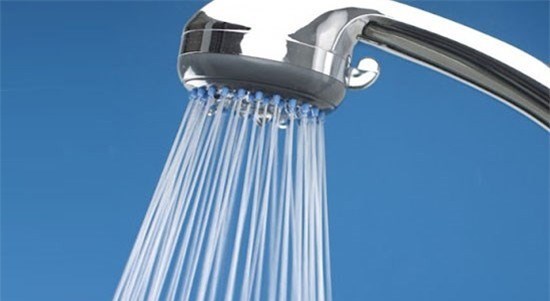Để tránh mắc phải những bệnh vùng kín, bạn nên vệ sinh theo các cách như sau. Rửa bằng nước ấm. Vào mùa đông, rất nhiều chị em có thói quen rửa vùng kín bằng nước nóng. Cách làm này tuy có thể đem lại cho bạn cảm giác dễ chịu, ấm áp nhưng lại có thể gây nguy hiểm cho vùng kín. Bởi đây là bộ phận rất nhạy cảm với các tác động bên ngoài.